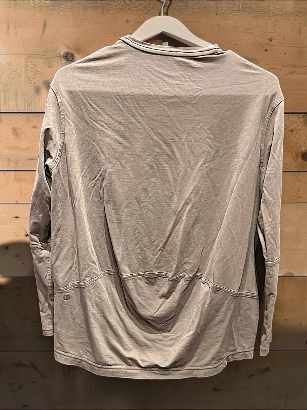lululemon athletica Taupe Relaxed V-Neck Long Sleeve Top MEDIUM pit to pit 19”